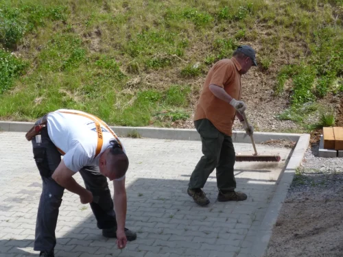 Vereinsheim: (2014) Pflaster- und Böschungsarbeiten rund ums Vereinsheim