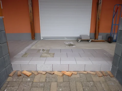 Vereinsheim: (2016) Terrasse gefliest